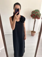 Gül Broşlu Siyah Elbise